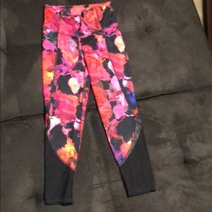 Gorgeous Athleta leggings with mesh !